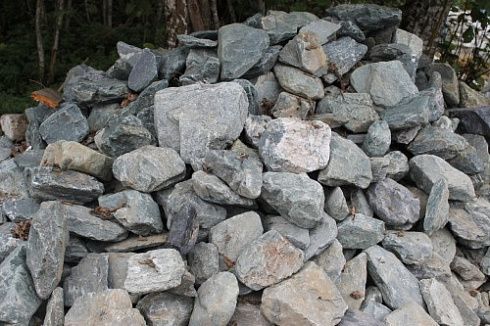 Kamenclub.ru: Гранит скальник (серо-зеленый) фр. 100-500 мм.  купить в Луганске гранит зеленый, серый, салатовый крупный ландшафтный валун 6 000 руб/т   фото КАМЕНЬ КЛУБ