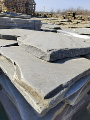 Kamenclub.ru: Песчаник пластушка галтованная светло-серая (3,0 см)  купить в Луганске песчаник светло-серый, серый ландшафтный камень рваный колотый 21000 руб/м3   фото КАМЕНЬ КЛУБ