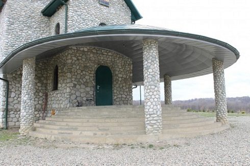 Kamenclub.ru: Галька речная плоская (бело-серая) фр. 100-200-300 мм. купить  в Луганске галька речная плоская серый, белый, бело-серый, серо-белый речная галька плоская  9000 руб/т   фото КАМЕНЬ КЛУБ