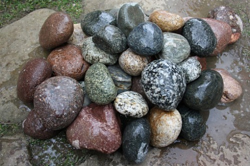 Kamenclub.ru: Галька окат (цветная картошка) фр. 50-100 мм. купить  в Луганске галька природная окатанная серый белый цветной синий темно-серый коричневый округлый галечник окатанный 6800 руб/т   фото КАМЕНЬ КЛУБ