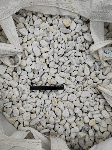 Kamenclub.ru: Мраморная крошка (щебень галтованный белый) фр.40-70 мм.  купить в Луганске мрамор белый молочный айвори окатанный округлый природный камень 17000 руб/т   фото КАМЕНЬ КЛУБ