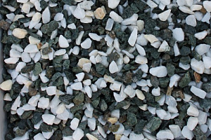 Kamenclub.ru: Мраморная крошка (щебень крошка микс: белый-зеленый) фр. 10-20 мм.  купить в Луганске мрамор белый, зеленый каменная ландшафтная декоративная крошка щебня 9500 руб/т   фото КАМЕНЬ КЛУБ