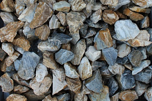 Kamenclub.ru: Мраморная крошка (щебень крошка медовый) фр. 20-40 мм.  купить в Луганске мрамор бежевый рыжий желтый ландшафтная мраморная крошка 12000 руб/т   фото КАМЕНЬ КЛУБ