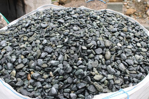 Kamenclub.ru: Щебень галтованный зеленый (змеевик) фр. 20-40 мм.  купить в Луганске мрамор зеленый, салатовый оголтованный щебень мраморный 12500 руб/т   фото КАМЕНЬ КЛУБ