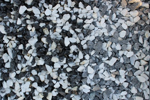 Kamenclub.ru: Мраморная крошка (щебень крошка микс : черный-белый) фр. 10-20 мм.  купить в Луганске мрамор белый, черный каменная декоративная крошка ландшафтная 12000 руб/т   фото КАМЕНЬ КЛУБ