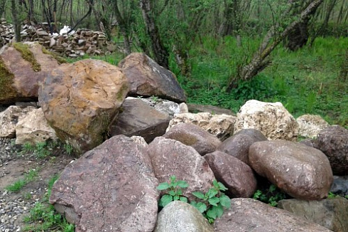 Kamenclub.ru: Конгломераты фр. 300-1000 мм.  купить в Луганске кварц мрамор диабаз коричневый, серый зеленоватый речной валун крупный 6500 руб/т   фото КАМЕНЬ КЛУБ