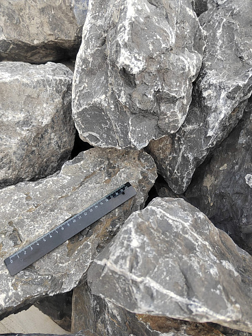 Kamenclub.ru: Черный мрамор скальник фр. 100-500 мм.  купить в Луганске мрамор черный белый серый крупный колотый валун ландшафтный 8500 руб/т   фото КАМЕНЬ КЛУБ