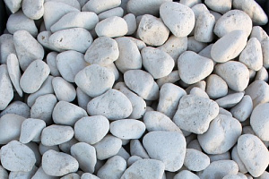 Kamenclub.ru: Щебень галтованный белый (мрамор) фр.5-10 мм.  купить в Луганске мрамор белый, айвори, молочный каменная мраморная декоративная ландшафтная крошка 17000 руб/т   фото КАМЕНЬ КЛУБ