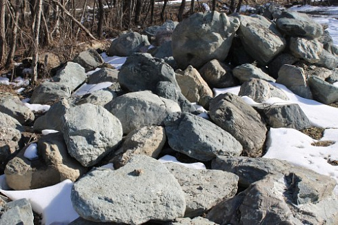 Kamenclub.ru: Гранит скальник (серо-зеленый) фр. 500-1500 мм.  купить в Луганске гранит мрамор  серый зеленый темно-серый глыба скальная колотая ландшафтная 7 500 руб/т   фото КАМЕНЬ КЛУБ