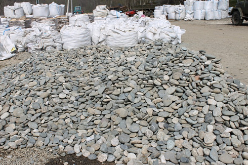 Kamenclub.ru: Галька речная плоская (серо-белая) фр. 70-120 мм. купить  в Луганске галька галечник речной серый, белый окатанная плоская  природная галька 9000 руб/т   фото КАМЕНЬ КЛУБ