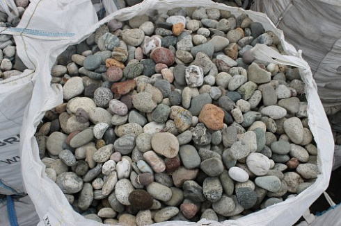 Kamenclub.ru: Галька окат (цветная картошка) фр. 50-100 мм. купить  в Луганске галька природная окатанная серый белый цветной синий темно-серый коричневый округлый галечник окатанный 6800 руб/т   фото КАМЕНЬ КЛУБ