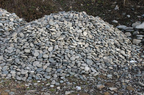 Kamenclub.ru: Галька речная плоская (ассорти) фр. 70-150 мм. купить  в Луганске галька галечник серый белый темно-серый синий светло-серый плоская природная галька  9000 руб/т   фото КАМЕНЬ КЛУБ