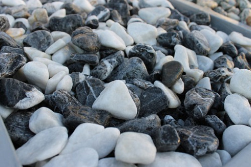 Kamenclub.ru: Мраморная крошка (щебень галтованный микс:: белый-черный) фр.20-40 мм  купить в Луганске мрамор белый, черный мраморный галтованный щебень 15500 руб/т   фото КАМЕНЬ КЛУБ