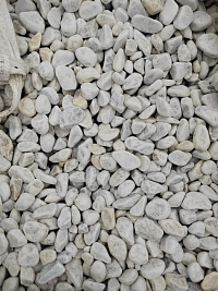 Kamenclub.ru: Мраморная крошка (щебень галтованный белый) фр.40-70 мм.  купить в Луганске мрамор белый молочный айвори окатанный округлый природный камень 17000 руб/т   фото КАМЕНЬ КЛУБ