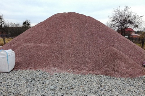 Kamenclub.ru: Мраморная крошка (щебень крошка розовый) фр. 5-10 мм.  купить в Луганске мрамор розовый, красный щебень колотый ландшафтный декоративный  11000 руб/т   фото КАМЕНЬ КЛУБ