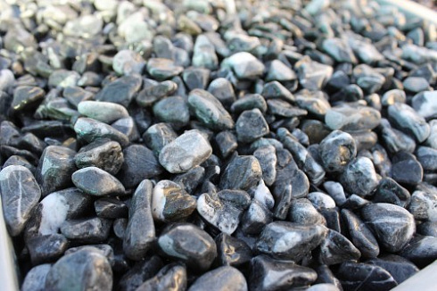 Kamenclub.ru: Щебень галтованный черный (мрамор) фр.10-20 мм.  купить в Луганске мрамор черный с белыми прожилками, черный, белый окатанный округлый ландшафтный декоративный щебень 15000 руб/т   фото КАМЕНЬ КЛУБ