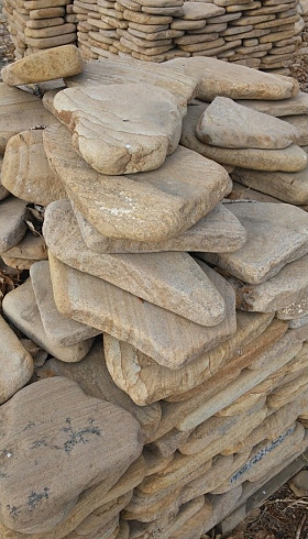 Kamenclub.ru: Песчаник пластушка галтованный желтый с рисунком (3 см)  купить в Луганске плитняк - пластушка желтый песчаник 21000 руб/м3   фото КАМЕНЬ КЛУБ