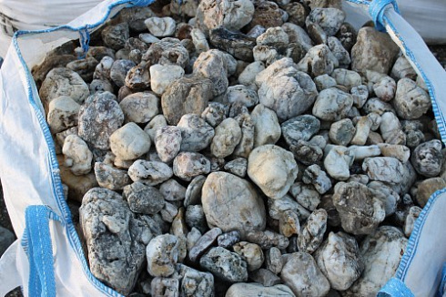 Kamenclub.ru: Кварцевый валунчик фр.100-300 мм.  купить в Луганске кварц белый, бежевый молочный рыжий крупный природный камень галечник 7850 руб/т   фото КАМЕНЬ КЛУБ