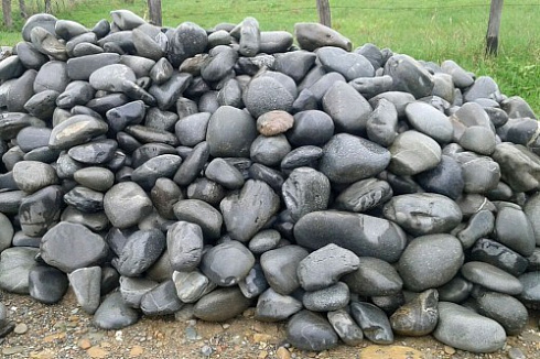 Kamenclub.ru: Темно-серый валунчик фр.100-300 мм.  купить в Луганске крупный природный камень серый, темно-серый, светло-серый речная галька большого размера окатанная 4500 руб/т   фото КАМЕНЬ КЛУБ