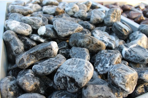 Kamenclub.ru: Щебень галтованный черный (мрамор) фр. 50-100 мм.  купить в Луганске мрамор черный с белыми прожилками щебень ландшафтный мраморный 15000 руб/т   фото КАМЕНЬ КЛУБ