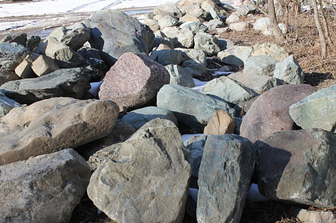 Kamenclub.ru: Гранит скальник (серо-зеленый) фр. 500-1500 мм.  купить в Луганске гранит мрамор  серый зеленый темно-серый глыба скальная колотая ландшафтная 7 500 руб/т   фото КАМЕНЬ КЛУБ