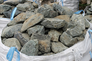 Kamenclub.ru: Гранит скальник (серо-зеленый) фр. 100-500 мм.  купить в Луганске гранит зеленый, серый, салатовый крупный ландшафтный валун 6 000 руб/т   фото КАМЕНЬ КЛУБ