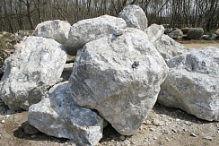 Kamenclub.ru: Мраморизированный известняк фр.500-1500 мм.  купить в Луганске    10000 руб/т   фото КАМЕНЬ КЛУБ