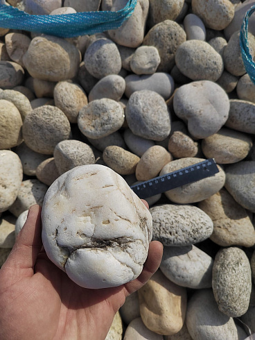 Kamenclub.ru: Галька речная окат (серо-белая) фр. 70-120 мм купить  в Луганске галька галечник бело-серая, серо-белая, серая, белая речная природная галька  8000 руб/т   фото КАМЕНЬ КЛУБ