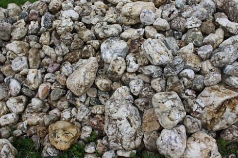 Kamenclub.ru: Кварцевый валунчик фр.100-300 мм.  купить в Луганске кварц белый, бежевый молочный рыжий крупный природный камень галечник 7850 руб/т   фото КАМЕНЬ КЛУБ