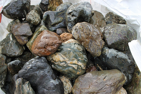 Kamenclub.ru: Ландшафтные валунчики фр.100-500 мм.  купить в Луганске крупный природный камень серый, темно-серый, светло-серый речной валун крупный 4800 руб/т   фото КАМЕНЬ КЛУБ