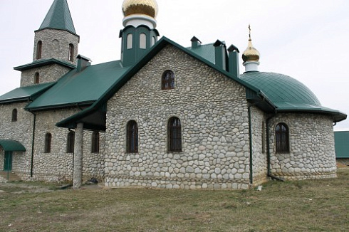 Kamenclub.ru: Галька речная плоская (бело-серая) фр. 100-200-300 мм. купить  в Луганске галька речная плоская серый, белый, бело-серый, серо-белый речная галька плоская  9000 руб/т   фото КАМЕНЬ КЛУБ