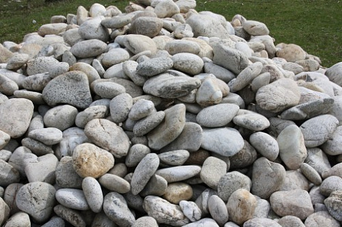 Kamenclub.ru: Бело-серый валунчик фр.100-300 мм.  купить в Луганске крупный камень для ландшафта серый, белый бело-серый валун крупная галька 4500 руб/т   фото КАМЕНЬ КЛУБ