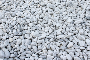 Kamenclub.ru: Мраморная крошка (щебень галтованный белый) фр.10-20 мм.  купить в Луганске мрамор белый, молочный, айвори окатанный округлый декоративный ландшафтный щебень 17000 руб/т   фото КАМЕНЬ КЛУБ