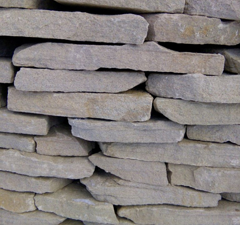 Kamenclub.ru: Песчаник пластушка светло-серый (3,0 см)  купить в Луганске песчаник светло-серый, серый песчаник рваный ландшафтный колотый 13800 руб/м3   фото КАМЕНЬ КЛУБ