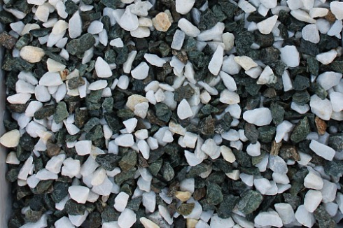 Kamenclub.ru: Мраморная крошка (щебень крошка микс: белый-зеленый-розовый) фр. 10-20 мм.  купить в Луганске мрамор белый, зеленый, розовый декоративный ландшафтный колотый щебень 12000 руб/т   фото КАМЕНЬ КЛУБ