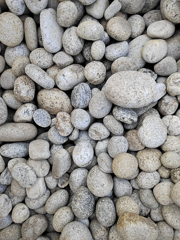 Kamenclub.ru: Галька речная окат (серо-белая) фр. 70-120 мм купить  в Луганске галька галечник бело-серая, серо-белая, серая, белая речная природная галька  8000 руб/т   фото КАМЕНЬ КЛУБ