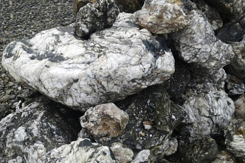 Kamenclub.ru: Черный гранит - кварцит фр. 100-500 мм.  купить в Луганске мрамор гранит черный с белыми прожилками, серый, белый валун скальный колотый 7000 руб/т   фото КАМЕНЬ КЛУБ