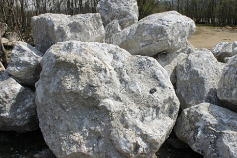 Kamenclub.ru: Мраморизированный известняк фр.500-1500 мм.  купить в Луганске    10000 руб/т   фото КАМЕНЬ КЛУБ