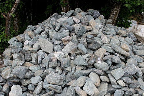 Kamenclub.ru: Гранит скальник (серо-зеленый) фр. 100-500 мм.  купить в Луганске гранит зеленый, серый, салатовый крупный ландшафтный валун 6 000 руб/т   фото КАМЕНЬ КЛУБ