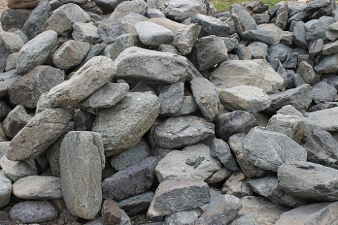 Kamenclub.ru: Гранит скальник (серо-зеленый) фр. 100-500 мм.  купить в Луганске гранит зеленый, серый, салатовый крупный ландшафтный валун 6 000 руб/т   фото КАМЕНЬ КЛУБ