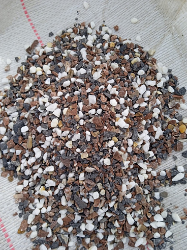 Kamenclub.ru: Мраморная крошка (щебень галтованный микс:белый-черный-розовый-медовый) фр.5-10 мм.  купить в Луганске мрамор белый, медовый, черный, розовый мраморный галтованный щебень декоративный ландшафтный 15500 руб/т   фото КАМЕНЬ КЛУБ