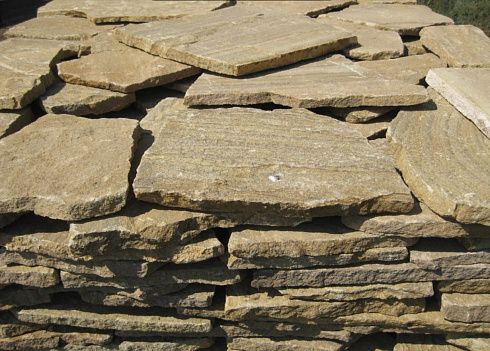 Kamenclub.ru: Песчаник пластушка желтый с рисунком (3 см)  купить в Луганске песчаник желтый с рисунком, рыжий, желтый песчаник пластушка ландшафтная рваная 8 500 руб/м3   фото КАМЕНЬ КЛУБ