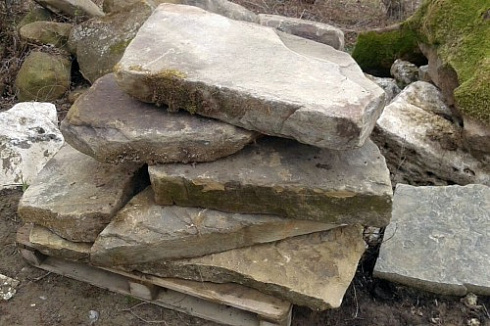 Kamenclub.ru: Песчаник плиты - плахи - пошаговые дорожки (фр. 70-150 мм)  купить в Луганске песчаник серый бежевый желтый зеленый колотый песчаник строительный 6500 руб/т   фото КАМЕНЬ КЛУБ