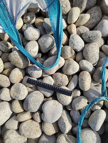 Kamenclub.ru: Галька речная окат (серо-белая) фр. 70-120 мм купить  в Луганске галька галечник бело-серая, серо-белая, серая, белая речная природная галька  8000 руб/т   фото КАМЕНЬ КЛУБ