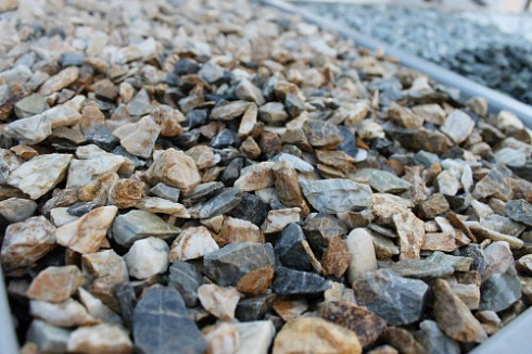 Kamenclub.ru: Мраморная крошка (щебень крошка медовый), фр. 10-20 мм.  купить в Луганске песчаник бежевый, серый каменная ландшафтная крошка  12000 руб/т   фото КАМЕНЬ КЛУБ