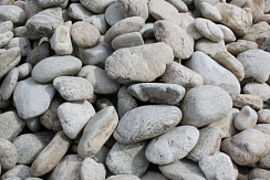 Kamenclub.ru: Бело-серый валунчик фр.100-300 мм.  купить в Луганске крупный камень для ландшафта серый, белый бело-серый валун крупная галька 4500 руб/т   фото КАМЕНЬ КЛУБ