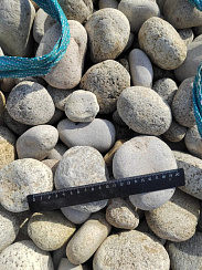 Kamenclub.ru: Галька речная окат (серо-белая) фр. 70-120 мм купить  в Луганске галька галечник бело-серая, серо-белая, серая, белая речная природная галька  8000 руб/т   фото КАМЕНЬ КЛУБ