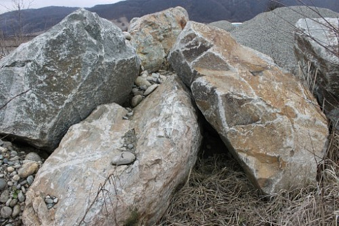 Kamenclub.ru: Гранит скальник (серо-зеленый) фр. 500-1500 мм.  купить в Луганске гранит мрамор  серый зеленый темно-серый глыба скальная колотая ландшафтная 7 500 руб/т   фото КАМЕНЬ КЛУБ