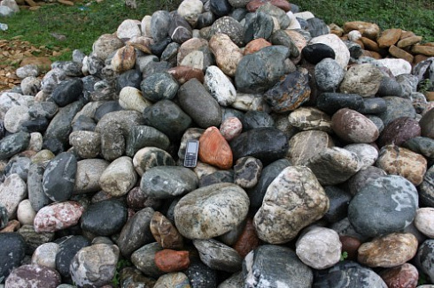 Kamenclub.ru: Ландшафтные валунчики фр.100-500 мм.  купить в Луганске крупный природный камень серый, темно-серый, светло-серый речной валун крупный 4800 руб/т   фото КАМЕНЬ КЛУБ