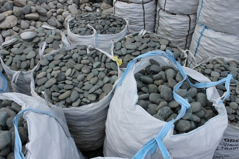 Kamenclub.ru: Темно-серый валунчик фр.100-300 мм.  купить в Луганске крупный природный камень серый, темно-серый, светло-серый речная галька большого размера окатанная 4500 руб/т   фото КАМЕНЬ КЛУБ